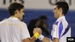 Petenis Swiss Roger Federer mengucapkan selamat kepada petenis Serbia Novak Djokovic setelah memenangkan partai semifinal Australia Terbuka hari Kamis (27/1).