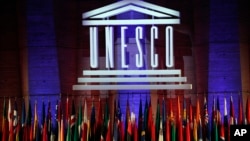 Pada foto arsip tertanggal 4 November 2017 ini, logo United Nations Educational, Scientific and Cultural Organisation (UNESCO) terlihat pada Sidang Umum ke-39 di kantor pusat UNESCO di Paris. (AP/Christophe Ena)
