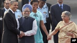 U.S. President Barack Obama, left, is greeted by Indian Prime Minister Manmohan Singh, second left, as first lady Michelle Obama is received by Singh's wife Gursharan Kaur, right, in New Delhi, India, Sunday, Nov.7, 2010.