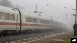 Kereta ICE di stasiun di Seubersdorf, Jerman selatan, Sabtu, 6 November 2021. (Vifogra/dpa via AP)