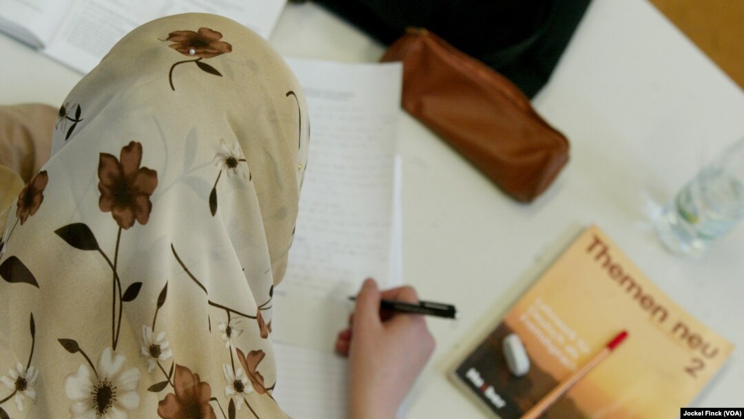 Seorang perempuan Turki dalam sebuah kelas di Berlin.