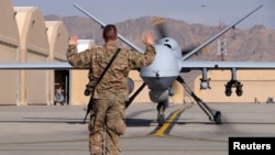 Seorang tentara AS memberi instruksi kepada pesawat nirawak MQ-9 Reaper di bandara Kandahar, Afghanistan 9 Maret 2016 (foto: dok). Militer AS memulai lagi serangan udara terhadap kelompok Taliban Afghanistan. 