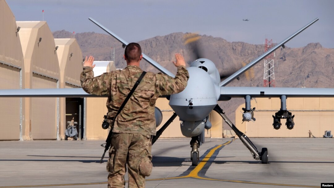 Serangan tentara AS memberikan instruksi kepada sebuah pesawat nirawak (drone) MQ-9 Reaper di pangkalan udara Kandahar, Afghanistan (foto: dok). 