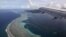 Máy bay của Ngoại trưởng Mỹ Mike Pompeo chuẩn bị hạ cánh xuống phi trường quốc tế Pohnpei ở Kolonia, Liên bang Micronesia (FSM)  ngày 5/8/2019. REUTERS/Jonathan Ernst