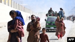 Keluarga pengungsi Afghanistan tiba untuk melintasi perbatasan Torkham Pakistan-Afghanistan, 2 November 2023, menyusul keputusan pemerintah Pakistan untuk mengusir orang-orang yang tinggal secara ilegal di negara tersebut. (Farooq Naeem / AFP)