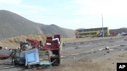 ARCHIVO - Los escombros de un autobús de pasajeros yacen en una carretera costera después de una colisión de múltiples vehículos en Huarmey, Perú, el lunes 23 de marzo de 2015.