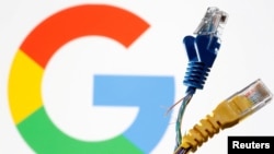 Foto ilustrasi yang menunjukkan logo Google dengan kabel ethernet. (Foto: Reuters/Dado Ruvic)