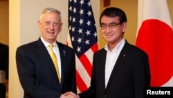  美国国防部长马蒂斯在东京与日本防卫相小野寺五典举行会谈(2018年6月29日路透社) 