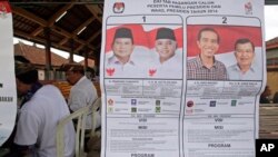 Poster bergambar kedua pasang kandidat pemilihan presiden Indonesia 2014. (AP/Firdia Lisnawati)