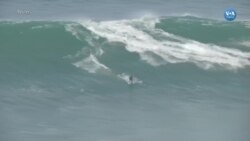 Portekiz'in Dalgalarıyla Ünlü Kıyısında Sörf Yarışması
