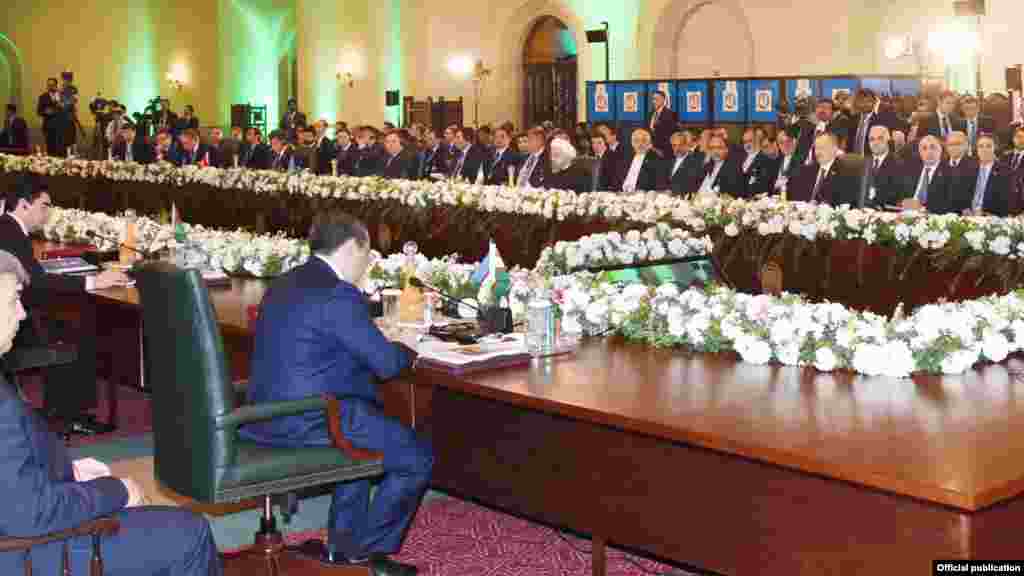 اجلاس میں پانچ ممالک کے صدور تین ممالک کے وزرائے اعظم اور ایک نائب وزیر اعظم شریک ہیں۔