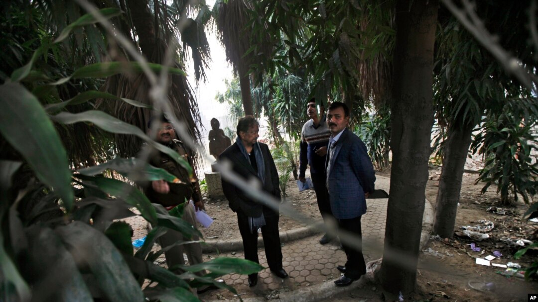 Para penyelidik di India meninjau lokasi tempat pemerkosaan seorang turis Denmark secara beramai-ramai (15/1). (AP/Altaf Qadri)