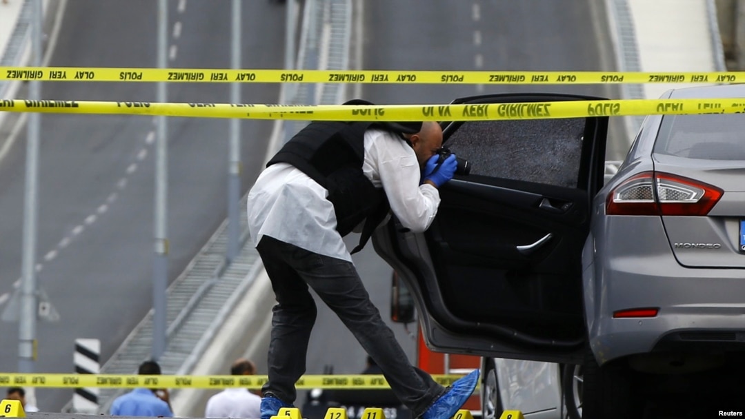 警方在可疑車輛上搜集證據