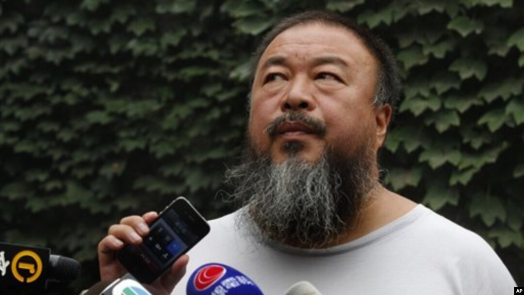 Seniman pembangkang Tiongkok, Ai Weiwei, mendengarkan keterangan pengacaranya terkait hasil putusan pengadilan atas kasus penghindaran pajak jutaan dolar yang dituduhkan kepadanya melalui speakerphone (20/7).