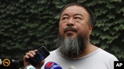 Seniman pembangkang Tiongkok, Ai Weiwei, mendengarkan keterangan pengacaranya terkait hasil putusan pengadilan atas kasus penghindaran pajak jutaan dolar yang dituduhkan kepadanya melalui speakerphone (20/7).