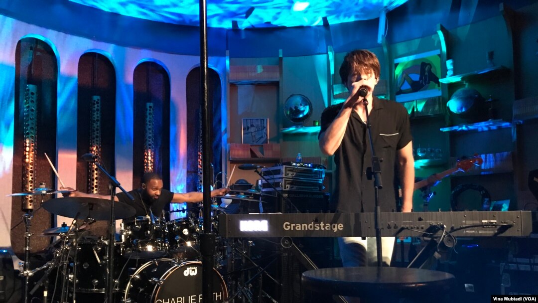 Charlie Puth Tampil di Peppermint Club, Los Angeles, California (foto: VOA/Vina Mubtadi)