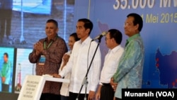 Presiden Jokowi menekan tombol menandai peresmian peluncuran program "35 Ribu MW untuk Indonesia", di Yogyakarta (4/5). Nampak mendapmingi Presiden, dari kiri ke kanan: Direktur PLN Sofyan Basir, Menteri BUMN Rini Sumarno, Menteri ESDM Sudirman Said dan Gubernur DIY Sultan Hamengkubuwono X.