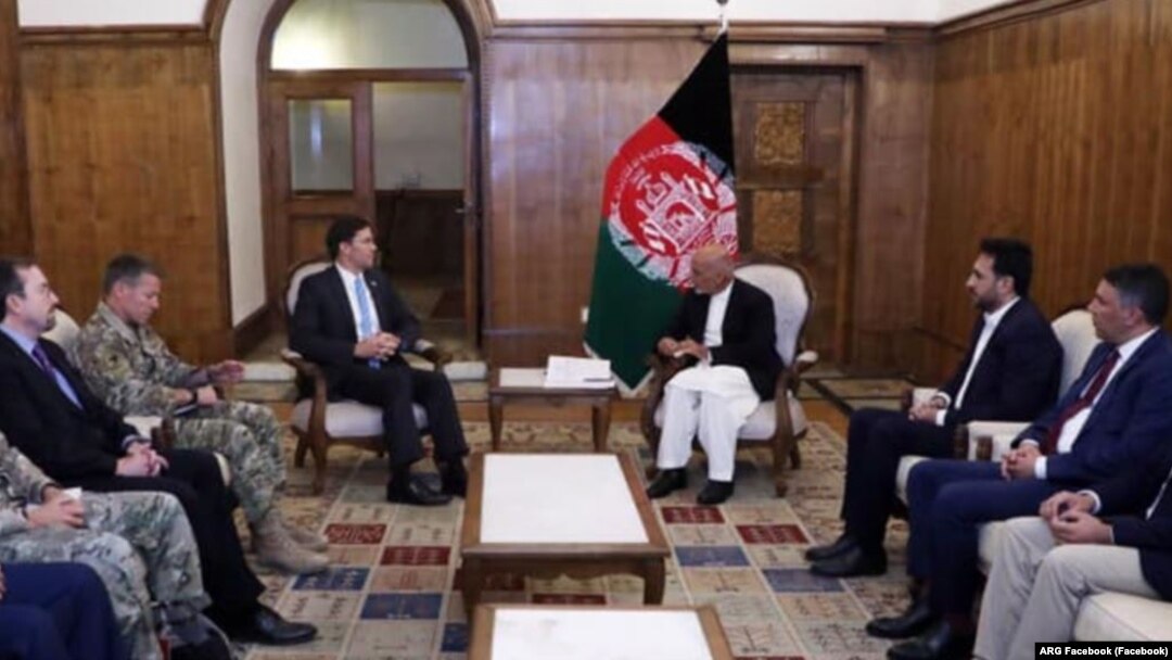 Menteri Pertahanan AS Mark Esper bertemu dengan Presiden Afghanistan Ashraf Ghani di Kabul, 20 Oktober 2019.
