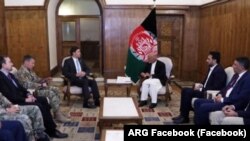 Menteri Pertahanan AS Mark Esper bertemu dengan Presiden Afghanistan Ashraf Ghani di Kabul, 20 Oktober 2019.