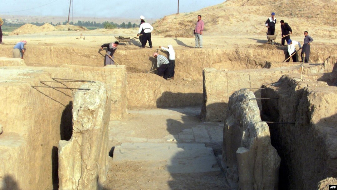 Iroqlik ishchilar Nimrud shahridagi arxeologik manzilga qarayapti. 2001-yilgi surat.