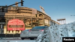 Desolate Wrigley Field terlihat saat matahari terbenam pada suhu di bawah nol akibat "Polar Vortex", di Chicago, Illinois, AS, 30 Januari 2019.