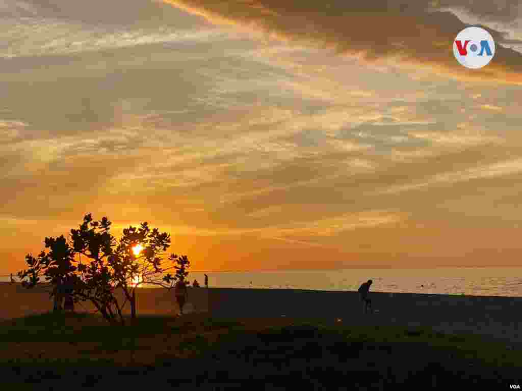 Atardecer en el malec&#243;n del municipio caribe&#241;o de Ci&#233;naga, Colombia.