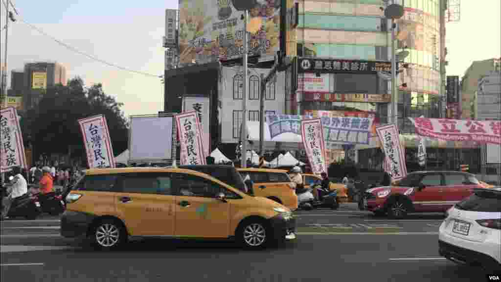 台湾独立支持者在西门竖起支持台独的旗帜。东京奥运台湾正名公投如果最终通过，蔡英文政府将在两岸关系上面临新的压力和挑战。（萧洵摄影）