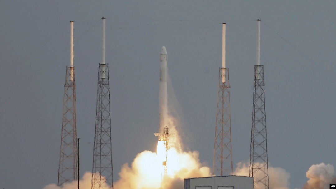 Roket Falcon 9 yang mendorong kapsul Dragon ke stasiun antariksa NASA. (AP/John Raoux)