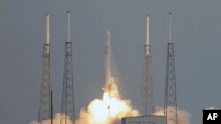 Roket Falcon 9 yang mendorong kapsul Dragon ke stasiun antariksa NASA. (AP/John Raoux)