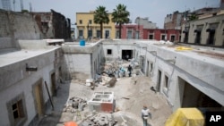 Masons work on restoring the building at 25 Manzanares Street, the oldest house in Mexico City, Sept. 10, 2018.