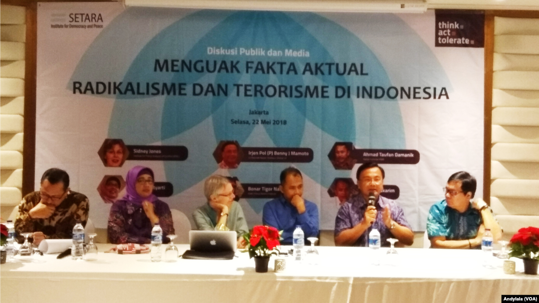 Mantan perwira polisi yang pernah bertugas di Detasemen khusus 88 Anti Teror Irjen Purnawirawan Benny Mamoto di Hotel Ashley, Jakarta, Selasa 22 Mei 2018. (Foto:VOA/Andylala)
