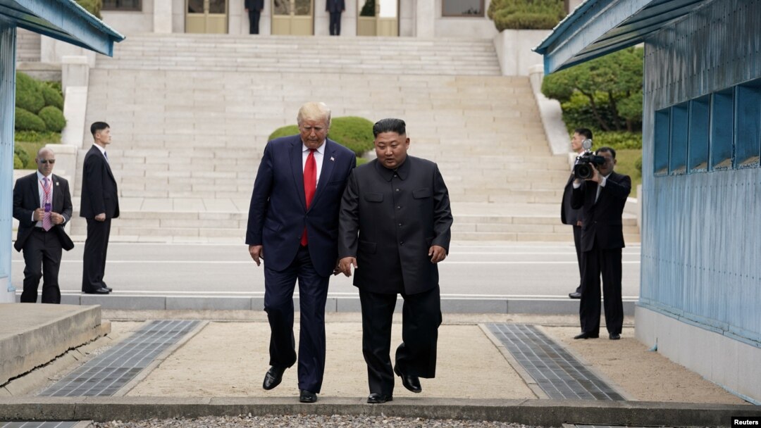 도널드 트럼프 미국 대통령과 김정은 북한 국무위원장이 지난 6월 판문점에서 만났다.