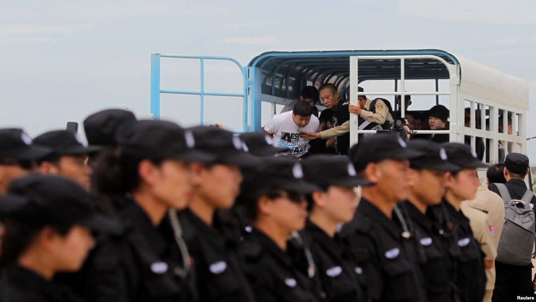 Tim SWAT polisi China berbaris sebagai tersangka penipuan telekomunikasi tiba sebelum deportasi mereka ke China di Bandara Internasional Phnom Penh, Kamboja 24 Juni 2016. (Foto: dok).
