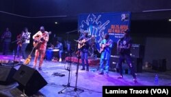 Le groupe Debademba sur scène lors du Festival "Jazz à Ouaga" au Burkina Faso, le 27 avril 2019. (VOA/Lamine Traoré)