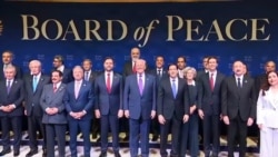 도널드 트럼프 평화연구소에서 19일 트럼프 대통령이 세계 각국 지도자 및 평화위원회 창립 이사들과 함께 단체사진을 촬영하고 있다.