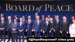 도널드 트럼프 평화연구소에서 19일 트럼프 대통령이 세계 각국 지도자 및 평화위원회 창립 이사들과 함께 단체사진을 촬영하고 있다.