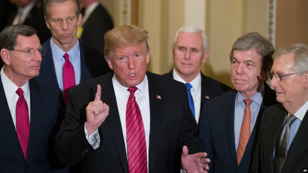Donald Trump rodeado de legisladores republicanos (Foto de Arquivo)
