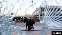 中国香港的香港理工大学，一名抗议者在墙上涂鸦（2019年11月11日）。