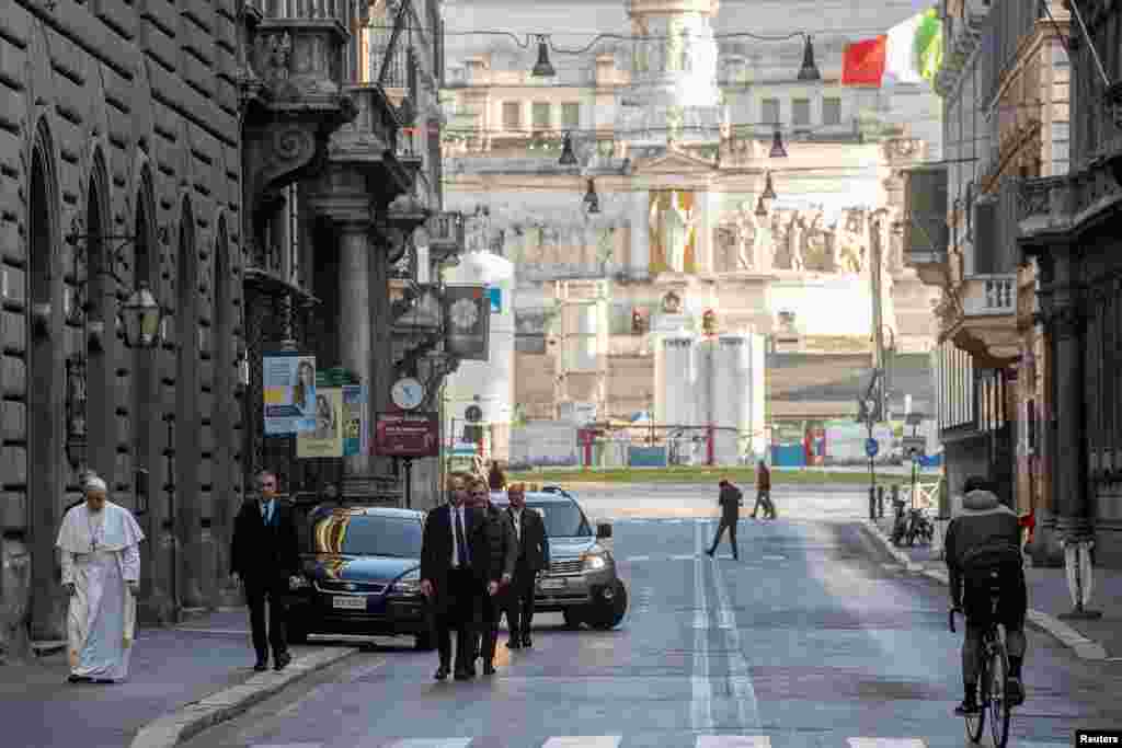 También se vio al papa Francisco en una inusual caminata por las calles de una desértica Roma. El mundo empezaba a ser testigo de imágenes que, antes, sólo aparecían en películas apocalípticas. 