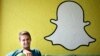 CEO Snapchat Evan Spiegel berpose dengan logo Snapchat (foto: ilustrasi). 