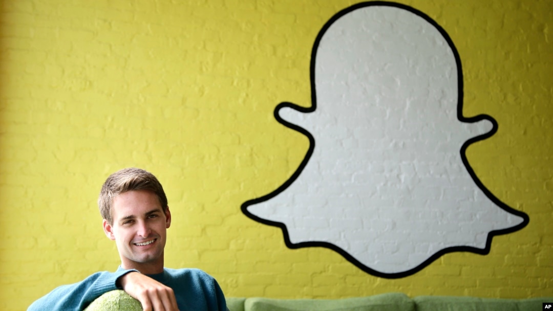 CEO Snapchat Evan Spiegel berpose dengan logo Snapchat (foto: ilustrasi). 