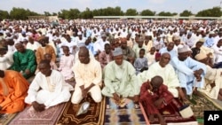 Irin taron da aka saba yi na sallar Eid a kasashen Musulmi. Wannan a dandalin Ramat na Maiduguri, lokacin sallar azumi.