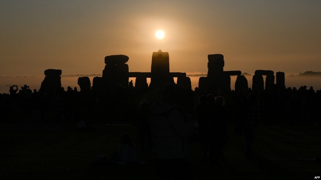 El sol corona el solsticio de verano en Stonehenge el 21 de junio de 2023.