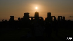 El sol corona el solsticio de verano en Stonehenge el 21 de junio de 2023.