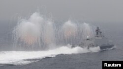 Lidah api (suar) terlihat disemburkan dari kapal pengangkut rudal milik angkatan laut Taiwan dalam latihan militer di luar pangkalan angkatan laut di pelabuhan Kaohsiung, Taiwan selatan, 27 Januari 2016. (Foto: dok).