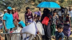 Pengungsi Rohingya menerima bantuan bahan makanan dari titik distribusi di Kamp Pengungsi Kutupalong di Ukhia di distrik Cox's Bazar Bangladesh, 6 Maret 2025.