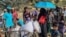 Pengungsi Rohingya menerima bantuan bahan makanan dari titik distribusi di Kamp Pengungsi Kutupalong di Ukhia di distrik Cox's Bazar Bangladesh, 6 Maret 2025.