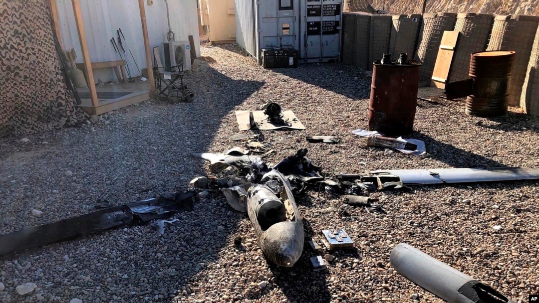 Bagian dari puing-puing drone diletakkan di tanah dekat pangkalan udara Ain al-Asad, provinsi Anbar barat Irak, Selasa, 4 Januari 2022. (Koalisi Internasional via AP)