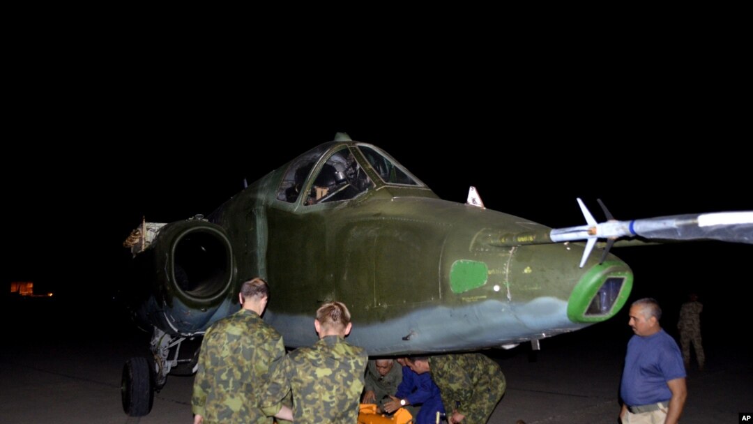 Irački i ruski vazduhoplovni tehničari istovaruju ratni avion u bazi al Mutana u blizini Bagdada, 28. jun 2014.