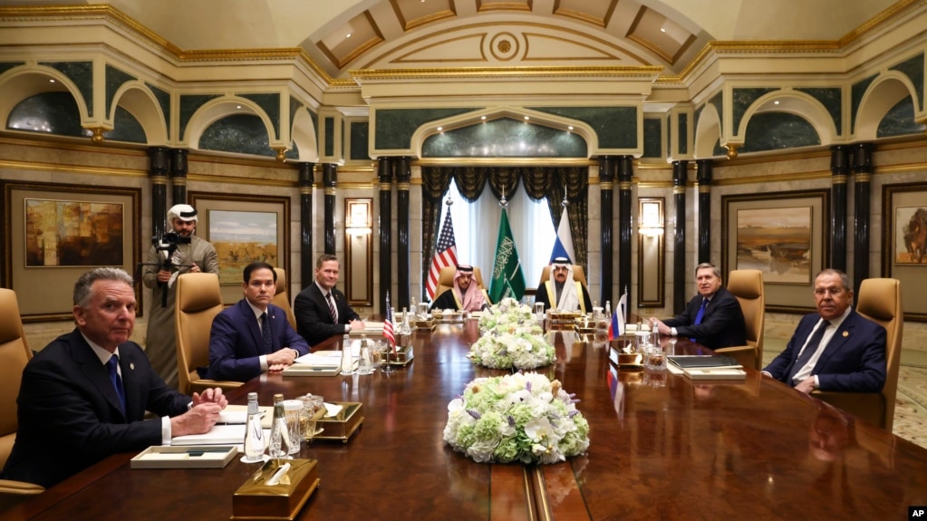 Amerikalı ve Rus üst düzey yetkililer Rusya-Ukrayna savaşını görüşmek üzere Suudi Arabistan'da biraraya geldi.